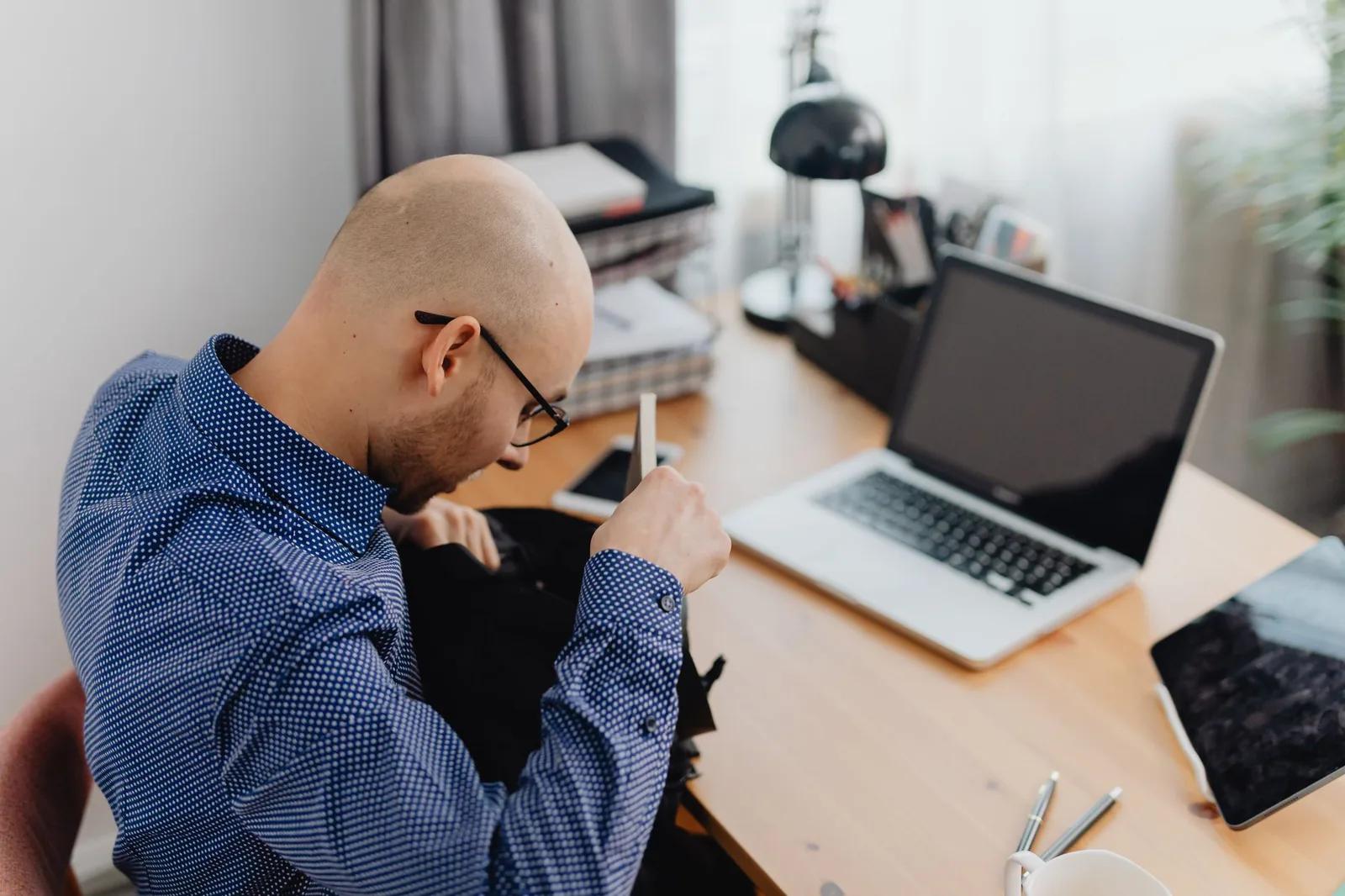 A company director at a laptop completing the new close company boxes on a Self Assessment tax return