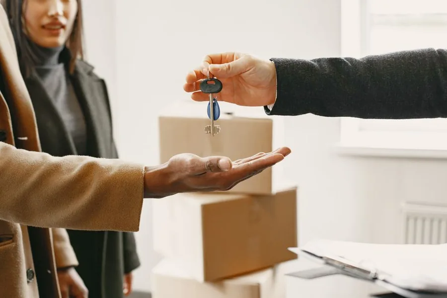 Handing over the keys after completing on a buy-to-let sale, the moment that starts the 60-day CGT reporting clock Handing over the keys after completing on a buy-to-let sale, the moment that starts the 60-day CGT reporting clock