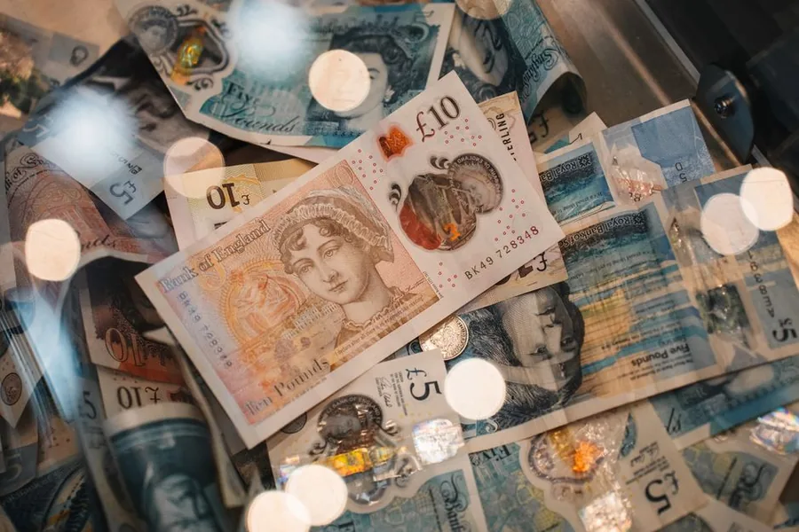A spread of UK banknotes representing dividend income taxed under the 2025/26 rates and allowances A spread of UK banknotes representing dividend income taxed under the 2025/26 rates and allowances