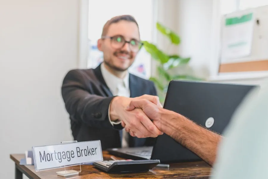 A self-employed applicant meeting a UK mortgage broker to present income evidence and secure a home loan A self-employed applicant meeting a UK mortgage broker to present income evidence and secure a home loan