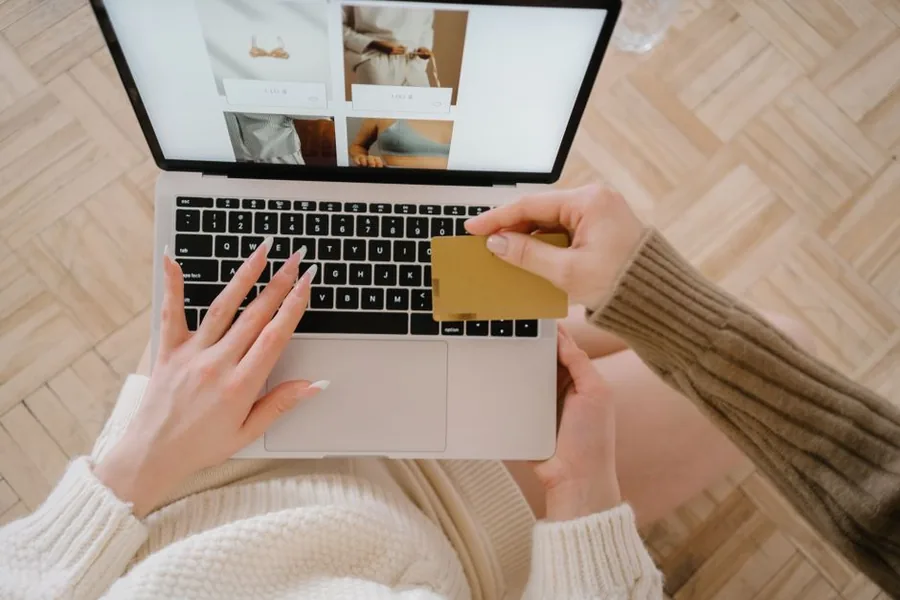A shopper paying by card on a laptop, the card transactions that later drive WooCommerce refunds and chargebacks A shopper paying by card on a laptop, the card transactions that later drive WooCommerce refunds and chargebacks